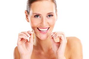 mujer usando hilo dental foto
