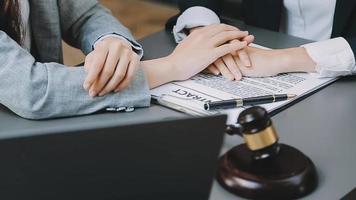 rättvisa och lag koncept.manlig domare i en rättssal med klubban, arbetar med, dator och dockningstangentbord, glasögon, på bordet i morgonljus video