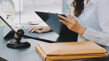 concept de justice et de droit. juge masculin dans une salle d'audience avec le marteau, travaillant avec, clavier d'ordinateur et d'accueil, lunettes, sur table à la lumière du matin video