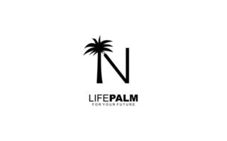 n logo palm para identidad. ilustración de vector de plantilla de árbol para su marca.