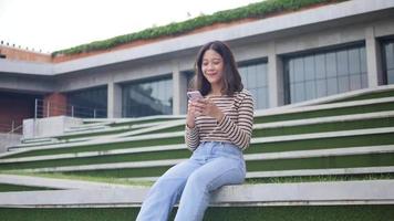 niña jugando smartphone navegando en las redes sociales video