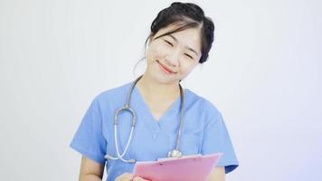 vídeo em close de uma enfermeira asiática se orgulhando de sua profissão. video