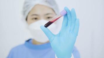 asiatisk kvinna läkare vem checkar för avvikelser i blod resultat. video