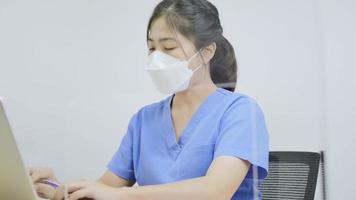 asiatico femmina medico prescrivere medicina per paziente su il computer portatile video