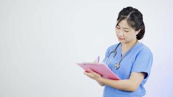 enfermeira asiática prescrevendo medicamentos. video