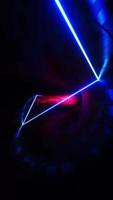 ein Laser, der sich in einem kreisförmigen Tunnel bewegt. vertikal gelooptes Video