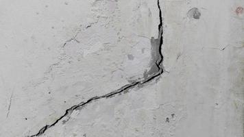 Gebrochener Betonboden an der alten Mauer durch schlechte Konstruktion oder Erdbeben video
