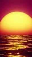 stor röd varm Sol i de reflexion av de hav över de horisont. vertikal looped video