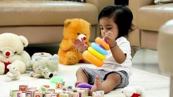 video estoque de bebê brinca com seus brinquedos em casa.