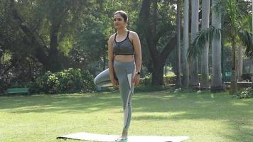Videomaterial einer indischen Frau, die Yoga in Baumhaltung praktiziert. video