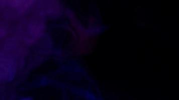rök från ultraljuds- arom diffusor och färgrik ljus på svart bakgrund. video