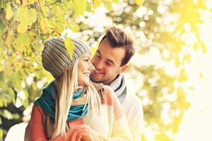 joven pareja romántica en el parque en otoño foto