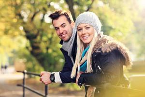 joven pareja romántica en el parque en otoño foto