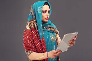 mujer árabe usando tableta foto