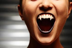 primer plano de la boca de una mujer vampiro foto