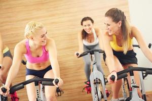 mujeres deportistas en clase de spinning foto