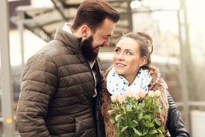 pareja romántica con flores foto