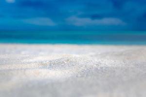 vista al mar desde la playa tropical con cielo soleado. foto