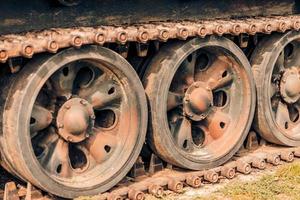 detalle filmado con viejas pistas de tanques y ruedas foto