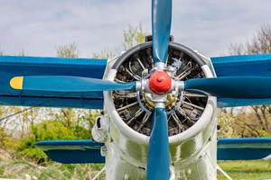 Fondo de avión antiguo, rotor y motor de motor cerrado foto