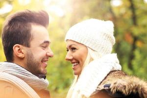 joven pareja romántica en el parque en otoño foto