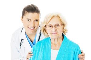 médico y anciana contra el fondo blanco foto