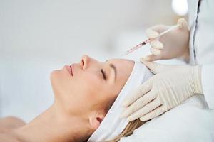 una escena de tratamientos de cosmetología médica inyección de botox. foto