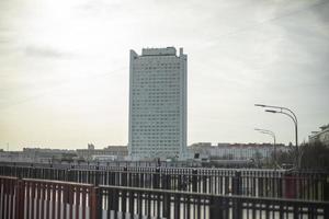 edificio de gran altura en la ciudad. rascacielos entre edificios. casa de oficinas foto