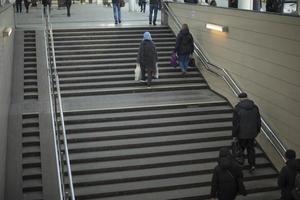 la gente sube las escaleras. salir del metro. foto