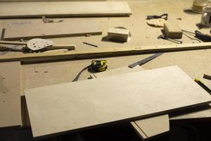 Detalles del taller de carpintería. objetos de madera en la mesa. mesa en taller. foto