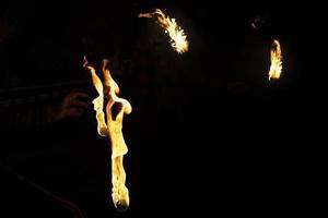 llamas en la oscuridad. queroseno ardiendo. espectáculo de fuego en el festival. foto