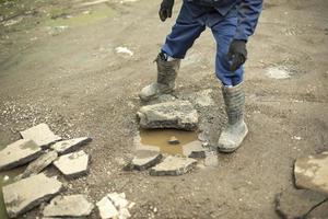 trabajador lleva piedra. limpieza de residuos de construcción. piedra rota. foto