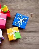 coloridas cajas de regalo sorpresa para navidad foto