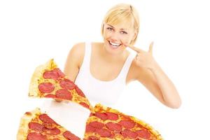 mujer feliz con pizza foto