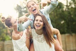 feliz grupo de mujeres al aire libre foto