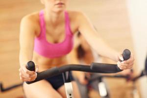 mujeres deportistas en clase de spinning foto