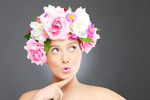 mujer con flores en el pelo foto