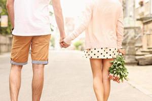 pareja romántica caminando en la ciudad foto