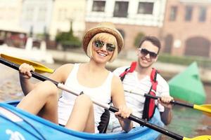 pareja feliz en una canoa foto