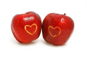 dos manzanas con corazones foto