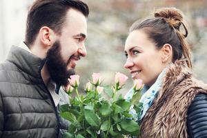 pareja romántica con flores foto