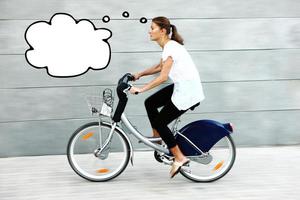 mujer joven en bicicleta pensando foto