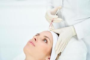 una escena de tratamientos de cosmetología médica inyección de botox. foto