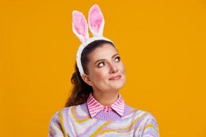 tomas de estudio de mujer sobre fondo amarillo estilo pascua foto