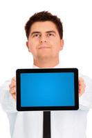 empresario sosteniendo un dispositivo de tableta con espacio de copia foto