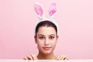 mujer joven feliz con orejas de conejo foto