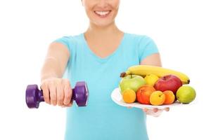 mujer con frutas y pesas foto