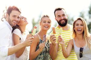grupo de amigos comiendo helado al aire libre foto