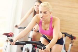 mujeres deportistas en clase de spinning foto