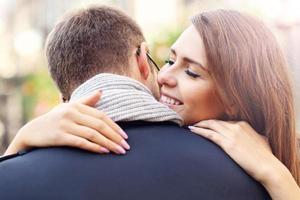 mujer joven dando un abrazo a su hombre foto